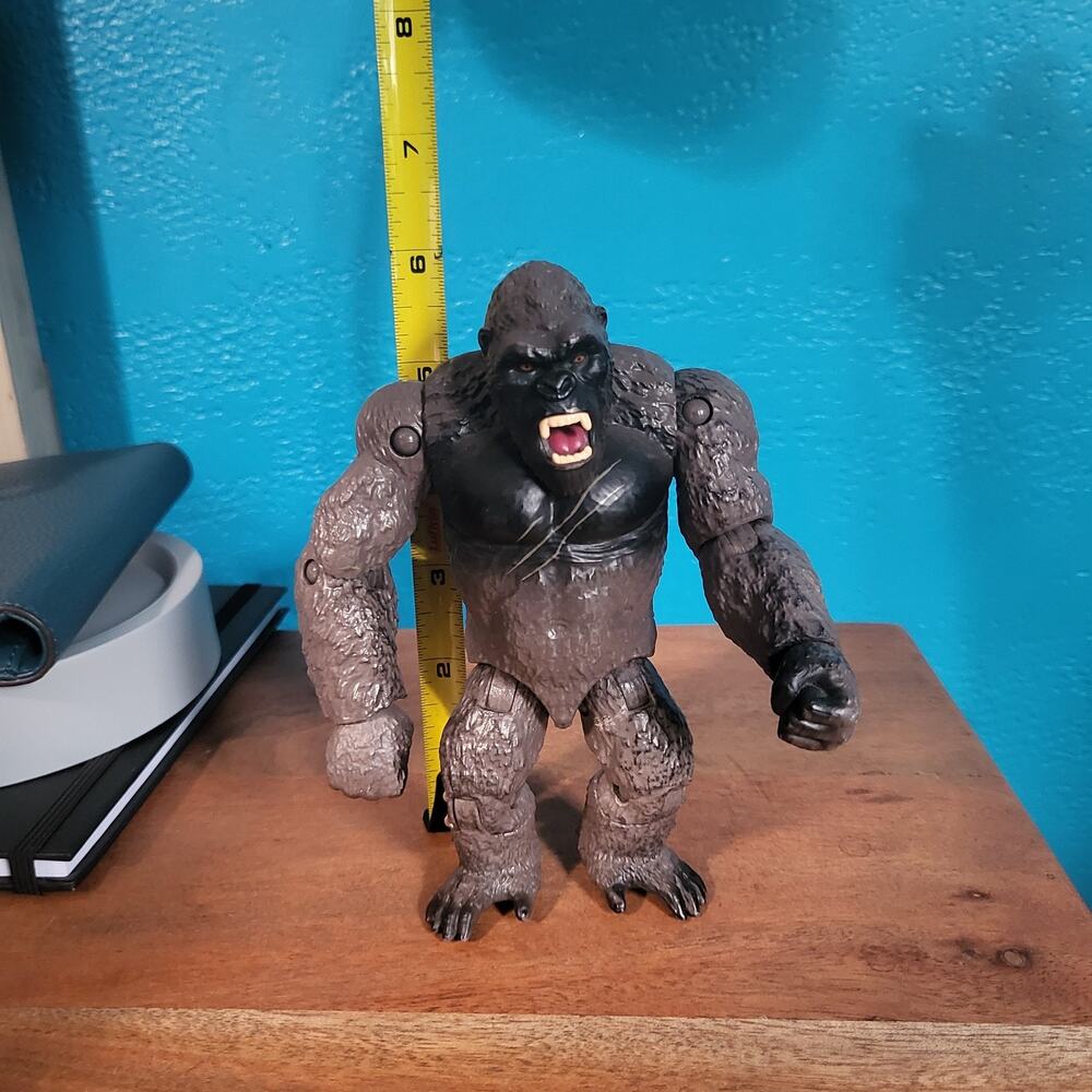 Playmates Toys Kong with Battle-Axe Action Figure‎ with Battle Wounds